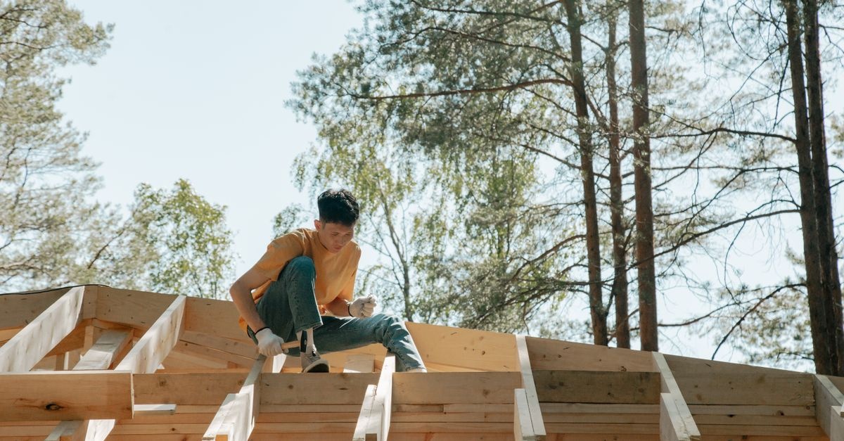 Holzschäden am Dachstuhl erkennen: So schützen Sie Ihr Zuhause rechtzeitig