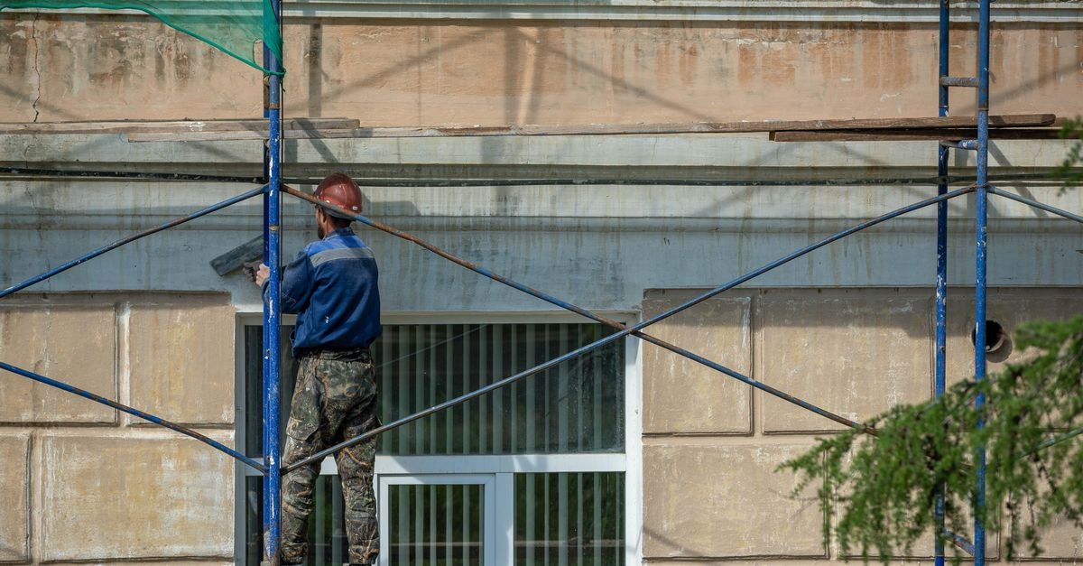 Arbeitsgerüst sicher aufstellen: Die wichtigsten Tipps für einen stabilen und unfallfreien Einsatz