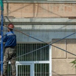 Arbeitsgerüst sicher aufstellen: Die wichtigsten Tipps für einen stabilen und unfallfreien Einsatz