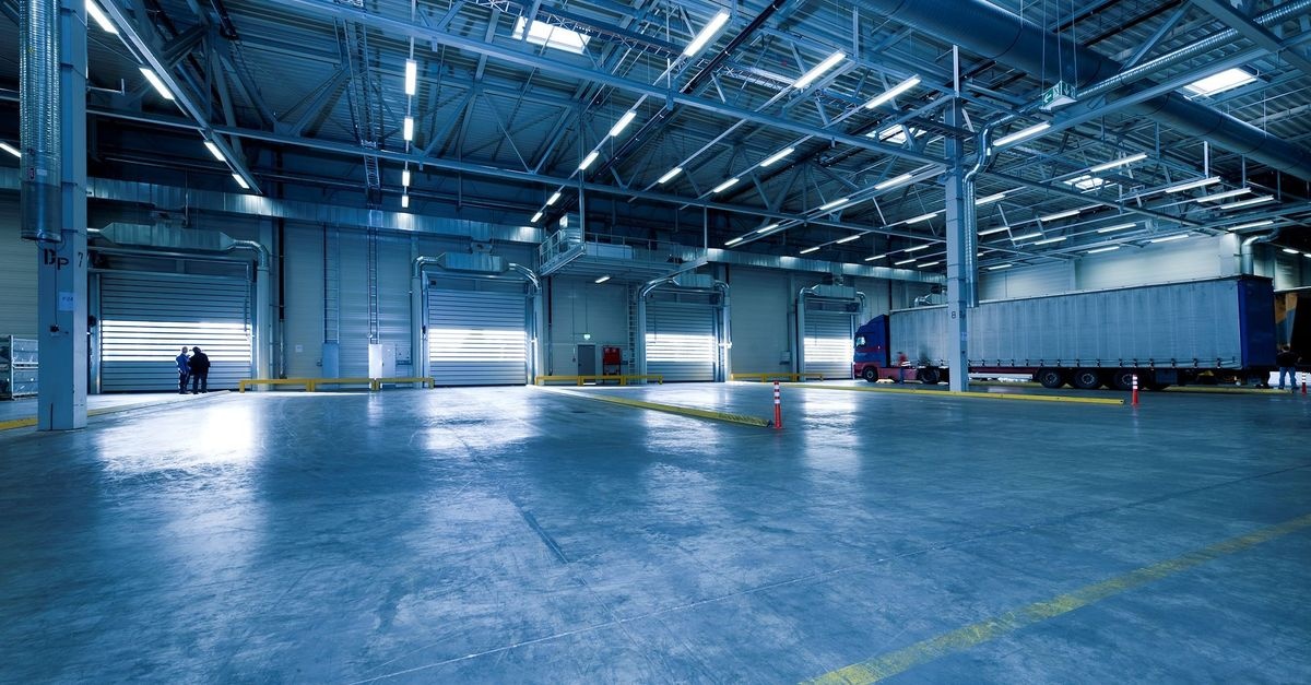 Industrieboden richtig auswählen: Der große Praxis-Guide für langlebige und sichere Böden